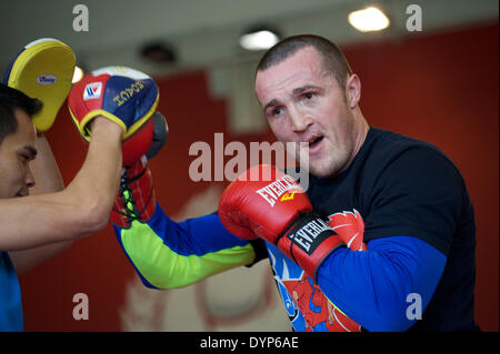 Moskau, Russland. 23. April 2014. Ein offenes Training des Weltmeisters in der ersten WBA Schwergewichts-Champion Denis Lebedev in einem Boxclub. Bildnachweis: Anna Sergeeva/ZUMAPRESS.com/Alamy Live-Nachrichten Stockfoto