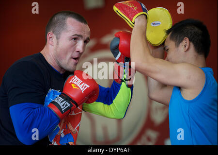 Moskau, Russland. 23. April 2014. Ein offenes Training des Weltmeisters in der ersten WBA Schwergewichts-Champion Denis Lebedev in einem Boxclub. Bildnachweis: Anna Sergeeva/ZUMAPRESS.com/Alamy Live-Nachrichten Stockfoto