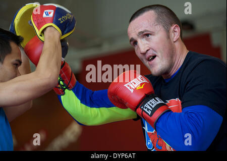 Moskau, Russland. 23. April 2014. Ein offenes Training des Weltmeisters in der ersten WBA Schwergewichts-Champion Denis Lebedev in einem Boxclub. Bildnachweis: Anna Sergeeva/ZUMAPRESS.com/Alamy Live-Nachrichten Stockfoto