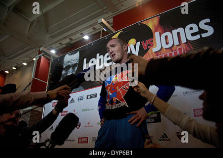 Moskau, Russland. 23. April 2014. Interview des Weltmeisters im ersten WBA Schwergewicht Denis Lebedev während offenes Training in einem Boxclub. Bildnachweis: Anna Sergeeva/ZUMAPRESS.com/Alamy Live-Nachrichten Stockfoto