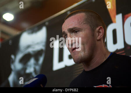 Moskau, Russland. 23. April 2014. Interview des Weltmeisters im ersten WBA Schwergewicht Denis Lebedev während offenes Training in einem Boxclub. Bildnachweis: Anna Sergeeva/ZUMAPRESS.com/Alamy Live-Nachrichten Stockfoto