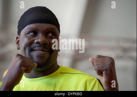 Moskau, Russland. 23. April 2014. Ein offenes Training der Weltmeister in der ersten WBA Schwergewichts-Champion Guillermo Jones. Bildnachweis: Anna Sergeeva/ZUMAPRESS.com/Alamy Live-Nachrichten Stockfoto