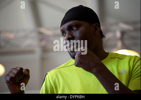 Moskau, Russland. 23. April 2014. Ein offenes Training der Weltmeister in der ersten WBA Schwergewichts-Champion Guillermo Jones Credit: Anna Sergeeva/ZUMAPRESS.com/Alamy Live News Stockfoto