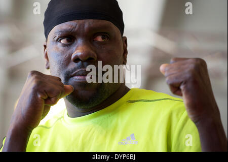 Moskau, Russland. 23. April 2014. Ein offenes Training der Weltmeister in der ersten WBA Schwergewichts-Champion Guillermo Jones. Bildnachweis: Anna Sergeeva/ZUMAPRESS.com/Alamy Live-Nachrichten Stockfoto