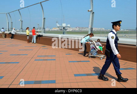 Ōta, Tokio, Japan. 23. April 2014. Ein japanischer Polizist Spaziergänge entlang der Aussichtsplattform des Bereichs International Passenger Terminal am Flughafen Haneda. Die US-Präsident s voraussichtlich in Japan heute ankommen. © Agustin Tabares/ZUMA Wire/ZUMAPRESS.com/Alamy Live-Nachrichten Stockfoto