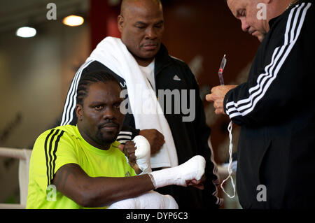 Moskau, Russland. 23. April 2014. Ein offenes Training der Weltmeister in der ersten WBA Schwergewichts-Champion Guillermo Jones und sein Team. Bildnachweis: Anna Sergeeva/ZUMAPRESS.com/Alamy Live-Nachrichten Stockfoto