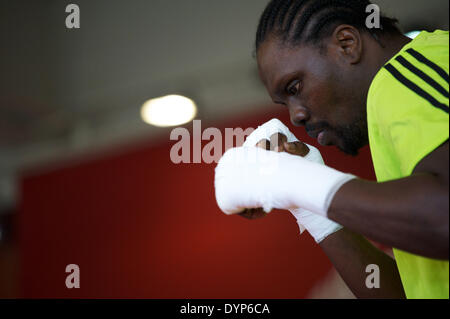 Moskau, Russland. 23. April 2014. Ein offenes Training der Weltmeister in der ersten WBA Schwergewichts-Champion Guillermo Jones. Bildnachweis: Anna Sergeeva/ZUMAPRESS.com/Alamy Live-Nachrichten Stockfoto