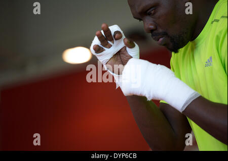 Moskau, Russland. 23. April 2014. Ein offenes Training der Weltmeister in der ersten WBA Schwergewichts-Champion Guillermo Jones. Bildnachweis: Anna Sergeeva/ZUMAPRESS.com/Alamy Live-Nachrichten Stockfoto
