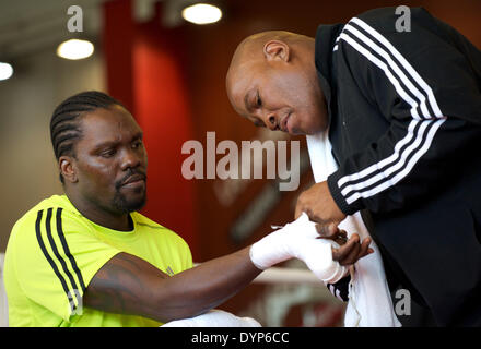 Moskau, Russland. 23. April 2014. Ein offenes Training der Weltmeister in der ersten WBA Schwergewichts-Champion Guillermo Jones. Bildnachweis: Anna Sergeeva/ZUMAPRESS.com/Alamy Live-Nachrichten Stockfoto