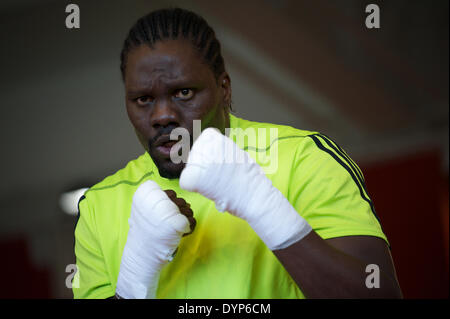 Moskau, Russland. 23. April 2014. Ein offenes Training der Weltmeister in der ersten WBA Schwergewichts-Champion Guillermo Jones. Bildnachweis: Anna Sergeeva/ZUMAPRESS.com/Alamy Live-Nachrichten Stockfoto