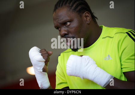 Moskau, Russland. 23. April 2014. Ein offenes Training der Weltmeister in der ersten WBA Schwergewichts-Champion Guillermo Jones. Bildnachweis: Anna Sergeeva/ZUMAPRESS.com/Alamy Live-Nachrichten Stockfoto