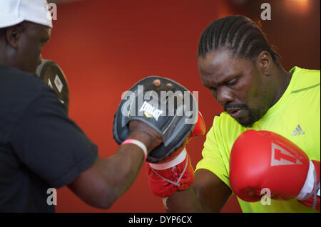 Moskau, Russland. 23. April 2014. Ein offenes Training der Weltmeister in der ersten WBA Schwergewichts-Champion Guillermo Jones. Bildnachweis: Anna Sergeeva/ZUMAPRESS.com/Alamy Live-Nachrichten Stockfoto