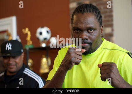 Moskau, Russland. 23. April 2014. Ein offenes Training der Weltmeister in der ersten WBA Schwergewichts-Champion Guillermo Jones. Bildnachweis: Anna Sergeeva/ZUMAPRESS.com/Alamy Live-Nachrichten Stockfoto