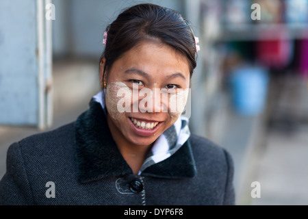 Lächelte Frau mit Thanaka auf ihrem Gesicht, Pyin U Lwin, Region Mandalay, Myanmar (Burma) Stockfoto