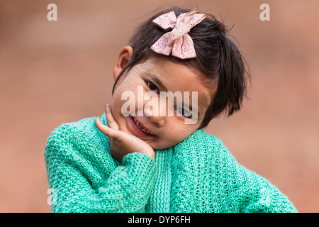 Lächelte Mädchen mit Thanaka auf ihrem Gesicht, Hsipaw, Shan State in Myanmar (Burma) Stockfoto