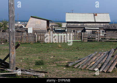 Holzbauten in Bolshoe Goloustnoe auf dem Baikalsee, Sibirien, Russland Stockfoto