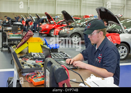 Schülerinnen und Schüler teilnehmen an Auto-Reparatur-Wettbewerb Stockfoto