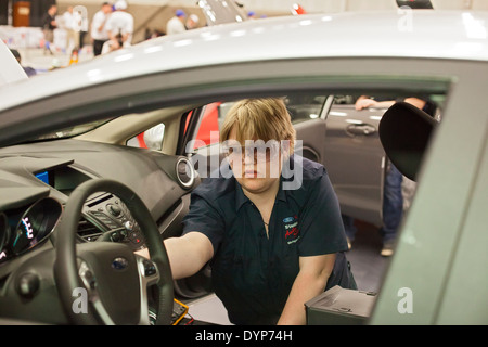 Schülerinnen und Schüler teilnehmen an Auto-Reparatur-Wettbewerb Stockfoto