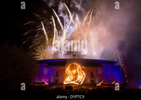 Stratford-upon-Avon, Vereinigtes Königreich. 23. April 2014. Ein Feuerwerk an das Royal Shakespeare Theatre in London beginnt die Feierlichkeiten zum 450. Geburtstag Shakespeares. Die Anzeige gipfelte in einem flammenden Porträt vor dem Theater. Bildnachweis: Andrew Fox/Alamy Live-Nachrichten Stockfoto