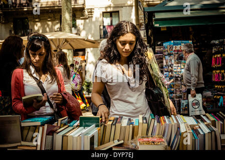 Barcelona, Spanien. 23. April 2014: Junge Leute genießen das Angebot eines der Hunderte von Buch Stände Barcelona in eine riesige open Air Bibliothek am St Jordi Tag konvertieren. Bildnachweis: Matthi/Alamy Live-Nachrichten Stockfoto