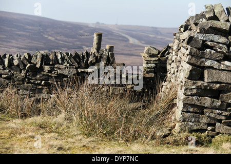 Stil über Trockenmauer am Rand der Axt im Peak District National Park mit der Katze und die Geige Pub auf der A537 in der Ferne Stockfoto