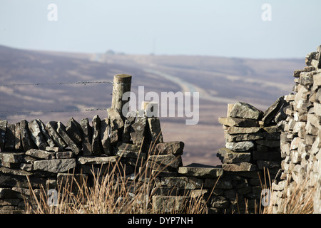 Stil über Trockenmauer am Rand der Axt im Peak District National Park mit der Katze und die Geige Pub auf der A537 in der Ferne Stockfoto