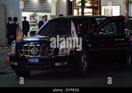 Tokio, Japan. 23. April 2014.  US Präsident Barack Obama und der japanische Premierminister Shinzo Abe am berühmten Sushi-Restaurant 'Sukiyabashi Jiro' am 23. April 2013 zu treffen. Die beiden Politiker halten mehr formelle Gespräche am Donnerstag bei Obama Besuch, die USA als engagierter wirtschaftlichen, politischen und militärischen Partner zu fördern. Bildnachweis: Rodrigo Reyes Marin/AFLO/Alamy Live-Nachrichten Stockfoto