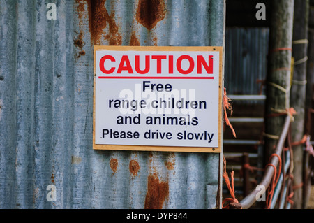 Schild mit der Aufschrift Vorsicht, Freilandhaltung, Kinder und Tiere, fahren bitte langsam Stockfoto