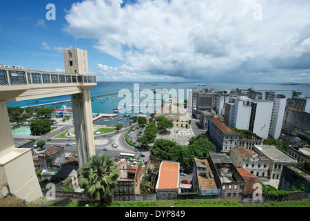 Skyline von Salvador Brasilien mit Lacerda Aufzug, Bucht Allerheiligen und baufälligen alten Bahia-Architektur Stockfoto