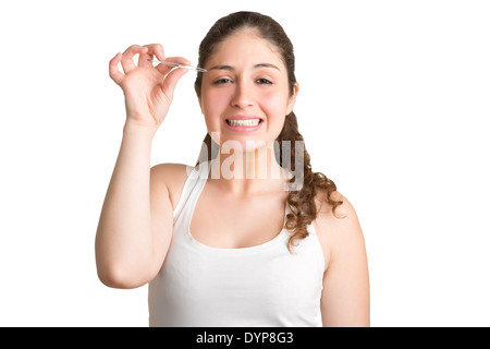 Frau zupfen ihre Augenbrauen mit einem schmerzhaften Blick auf ihrem Gesicht, isoliert Stockfoto