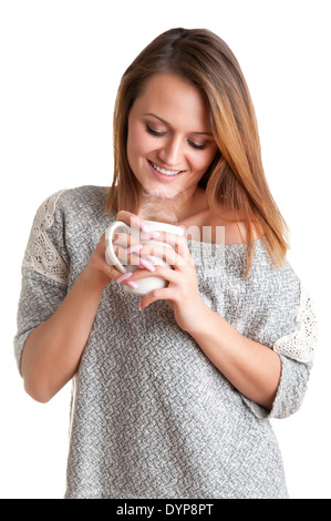 Frau riechen eine Tasse Kaffee, bereit zu trinken isoliert in weiß Stockfoto