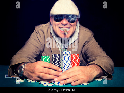 Poker-Spieler mit Zigarre. Selektiven Fokus auf den Kopf des Mannes Stockfoto