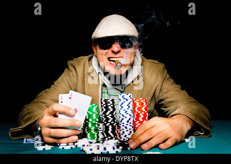 Mann, der Asse in der Hand hält. Selektiven Fokus auf den Kopf des Mannes Stockfoto