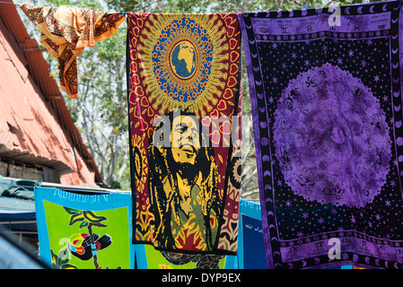 Bunt bedruckte Sarongs hängen Fäden zum Verkauf. Costa Rica. Stockfoto