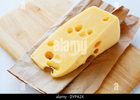 Stück Käse mit Löchern, Essen Nahaufnahme Stockfoto