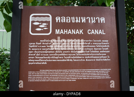 Ein Kanal Zeichen, braune Zeichen, geschrieben in Englisch und Thai. Touristische Hinweisschilder. Bangkok, Thailand. Stockfoto