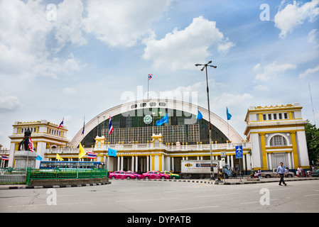 Eine alte Vintage Gebäude, ein Bahnhof Bangkok, Hua Lamphong Bahnhof unter einem strahlend blauen Himmel, leere Bangkok Straße. Stockfoto