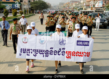 Phnom Penh, Kambodscha. 24. April 2014. Menschen marschieren auf Straßen, eine jährliche Kampagne gegen Dengue-Fieber in Phnom Penh, Kambodscha, 24. April 2014 zu markieren. Kambodscha am Donnerstag begann seine jährliche Kampagne Kampf gegen Dengue-Fieber, da die Regenzeit nähert. © Sovannara/Xinhua/Alamy Live-Nachrichten Stockfoto