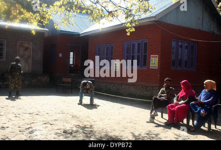 Srinagar, indische verabreicht Kaschmir. 24 APRIL2014: Polling-Mitarbeiter sitzen Seite Polling sowohl vor der ersten phase Lok Sabah Wahl im Süden Kaschmiris Anatnag District (Sofi Suhail/Alamy Live News) Stockfoto