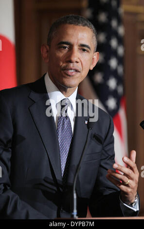 Tokio, Japan. 24. April 2014. US Präsident Barack Obama besucht eine Pressekonferenz mit der japanische Premierminister Shinzo Abe im Gästehaus in Tokio, Akasaka am 24. April 2014. Bildnachweis: Junko Kimura-Matsumoto/Jana Press/ZUMAPRESS.com/Alamy Live-Nachrichten Stockfoto