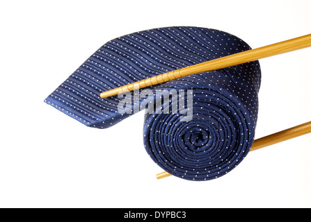 Blaue Krawatte männliche Rolle als Sushi mit Stäbchen isoliert auf weißem Hintergrund Stockfoto