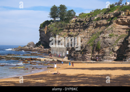 Blick nach Süden entlang Avalon Beach, einem der berühmten Nordstrände von Sydney, New South Wales, Australien Stockfoto