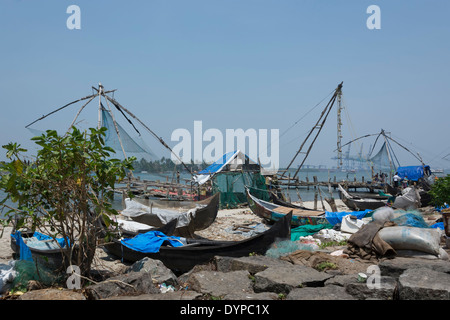 Chinesische Fischernetze auf die Küste von Fort Kochi, Kerala, Indien Stockfoto