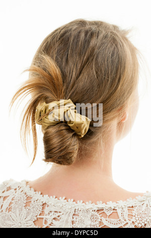 Studioaufnahme von junge Frau mit lässigen chaotisch Chignon Frisur Stockfoto