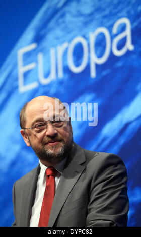 Magdeburg, Deutschland. 23. April 2014. Martin Schulz (SPD), Präsident des Europäischen Parlaments und Spitzenkandidat für die EU-Sozial-Demokratische Partei, spricht bei einer Wahl-Kampagne Veranstaltung im Kulturwerk Fichte in Magdeburg, Deutschland, 23. April 2014. Die EU-Wahlen für das Europäische Parlament nehmen Platz am 25. Mai 2014. Foto: JENS WOLF/Dpa/Alamy Live News Stockfoto