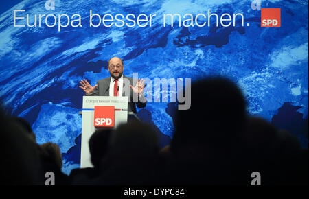 Magdeburg, Deutschland. 23. April 2014. Martin Schulz (SPD), Präsident des Europäischen Parlaments und Spitzenkandidat für die EU-Sozial-Demokratische Partei, spricht bei einer Wahl-Kampagne Veranstaltung im Kulturwerk Fichte in Magdeburg, Deutschland, 23. April 2014. Die EU-Wahlen für das Europäische Parlament nehmen Platz am 25. Mai 2014. Foto: JENS WOLF/Dpa/Alamy Live News Stockfoto