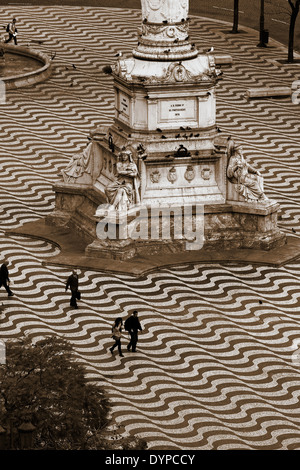 Traditionelle portugiesische wellig Kopfsteinpflaster Muster Rossio-Platz (Praça Dom Pedro1V) Lissabon Portugal Westeuropa zu ebnen. Stockfoto