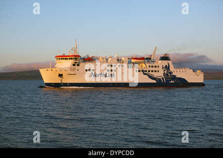 Sonnenlicht auf MV Hamnavoe aus der NorthLink Flotte der Abend in Stromness Orkney Fähren Stockfoto