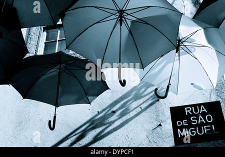 Sonnenschirme, hängen über einer Straße in Alfama Viertel von Lissabon Portugal Europa Stockfoto