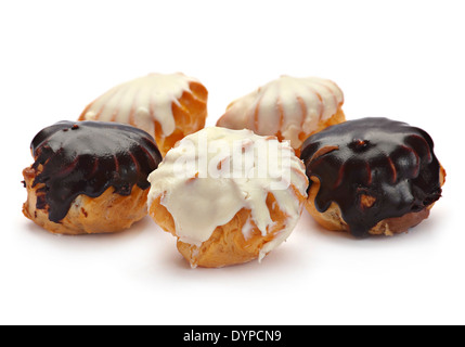 Eclair-Kuchen mit Sahne, isoliert auf weiss Stockfoto